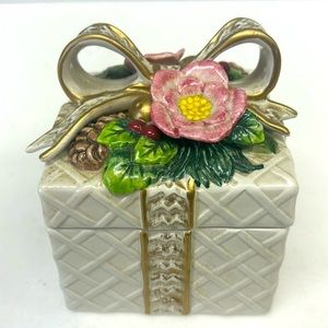 Vintage Fitz and Floyd Classics ceramic  Christmas lidded  box
